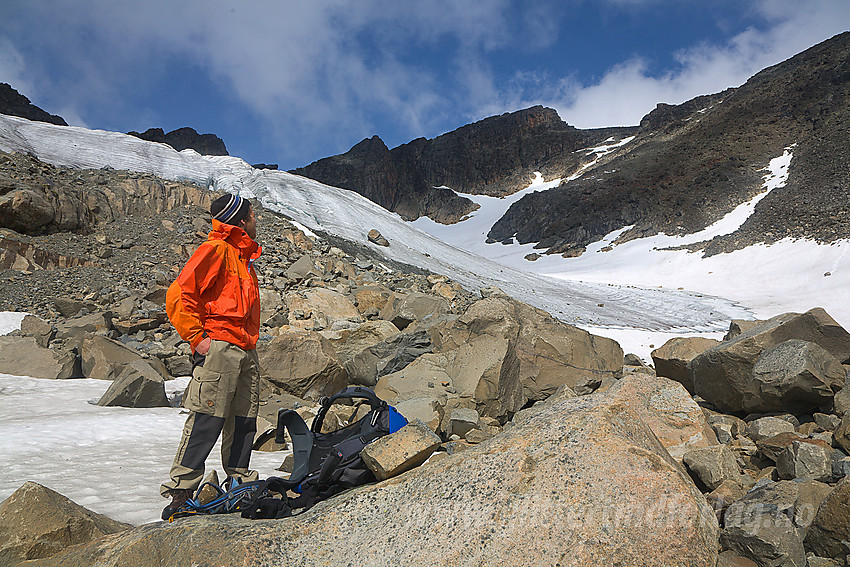 Pause på moreneblokkene nedenfor den vesle breen sør for Surtningssue Sørtoppen (2302 moh). Sistnevnte ses for øvrig i bakgrunnen.