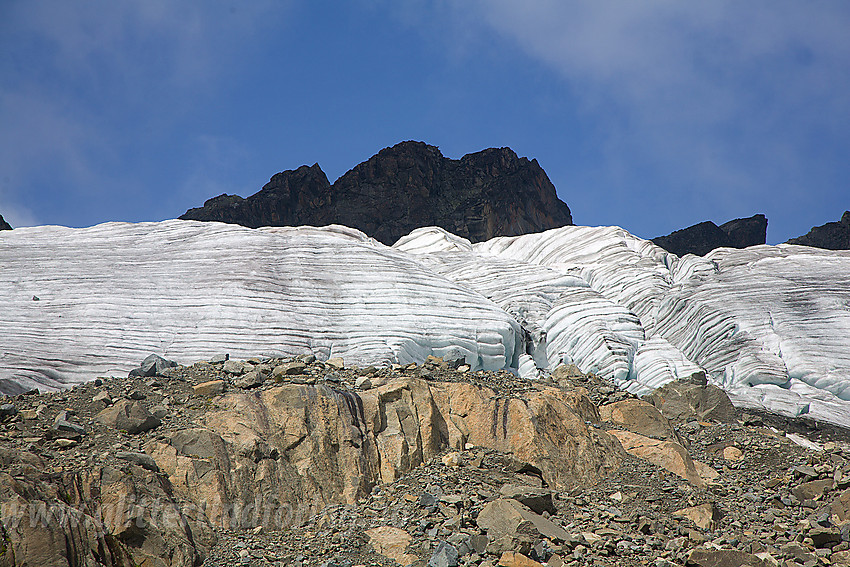 Stripemønster i breen sør for Sørtoppen til Surtningssue. I bakgrunnen ses et parti av sørryggen.