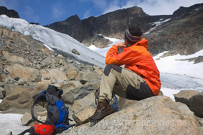 Pause nedenfor den vesle breen sør for Sørtoppen på Surtningssue. Toppen (2302 moh) ses i bakgrunnen.