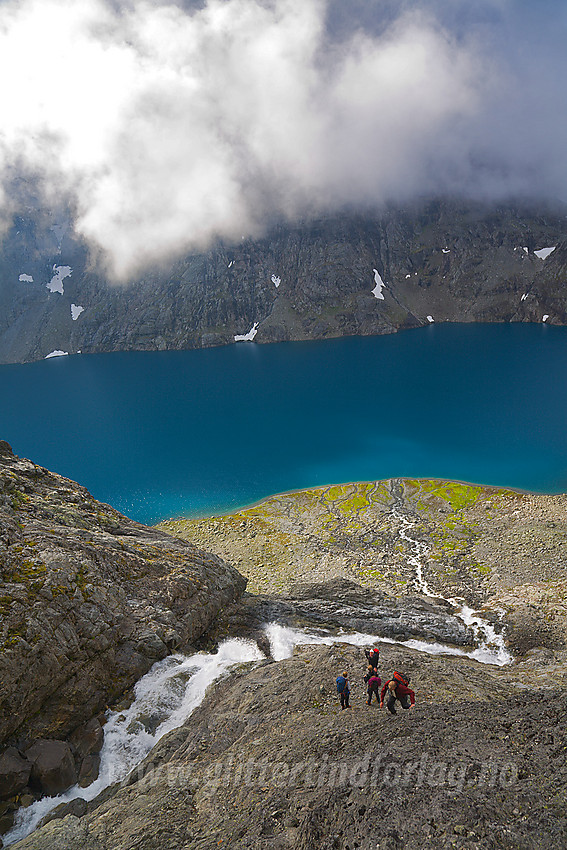 Fjellvandrere på vei opp den bratte kneika fra Morka-Koldedalen mot Stølsnosbreen, den vanligstre ruta mot Falketind.