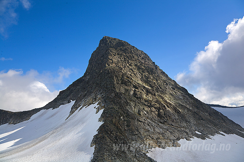 Stølsnostinden (2074 moh) sett fra vest. Herfra dukker det opp en utfordring i form av et brattere parti drøyt halvveis oppe i siden.