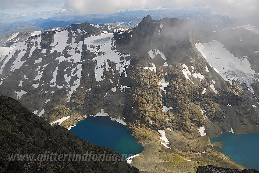 Fra Falketind mot Koldedalstinden (1927 moh) og Hjelledalstinden (1989 moh). I forgrunnen Morka-Koldedalen med Første- og Andrevatnet.