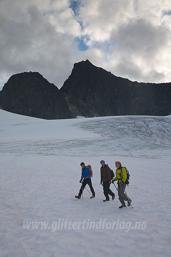 På vei over Falkbreen med Falkungen og Falketind i bakgrunnen.