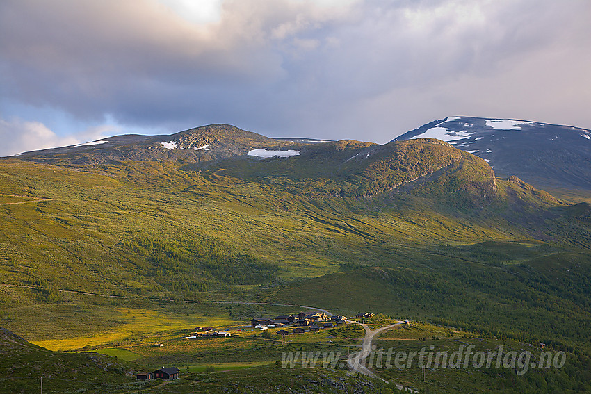 Fra Sygardshaug mot Raubergstulen, Ljoslifjellet, og Dugurdskampen med Kjelhøe bak til høyre.