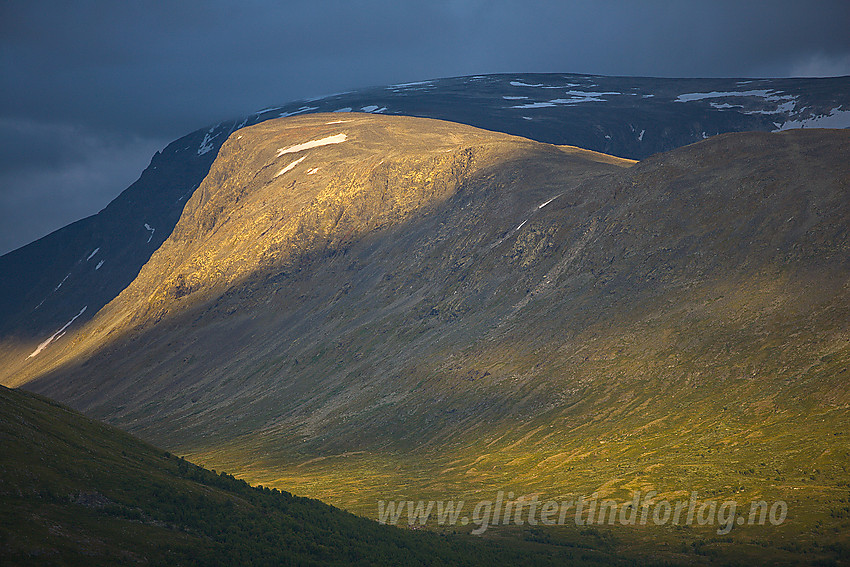 Stemningsfull sommerkveld fra Sygardshaug ved Raubergstulen mot Gokkerdalen og Gokkeroksle.