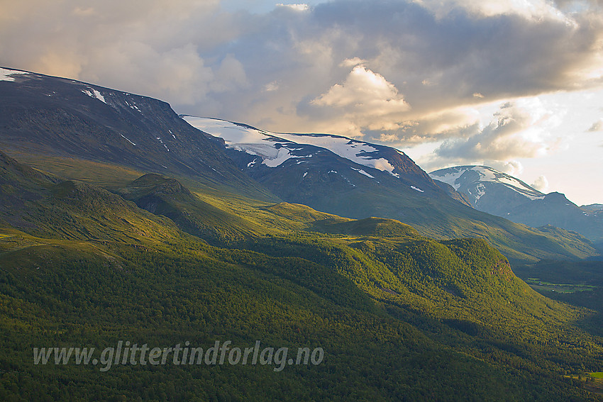 Fra Raubergstulen bortover fjellsiden med Mytingsfjellet, Storgrovbrean og helt bakerst Loftet.