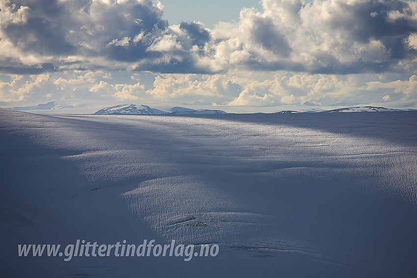 Under oppstigning til Surtningstinden mot Smørstabbrean og øver del av Sandelbreen.