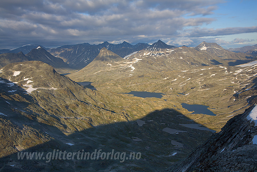 Fra Surtningstinden østover mot sentrale deler av Jotunheimen med bl.a. Kyrkja, Visbreatinden og Semeltinden sentralt.