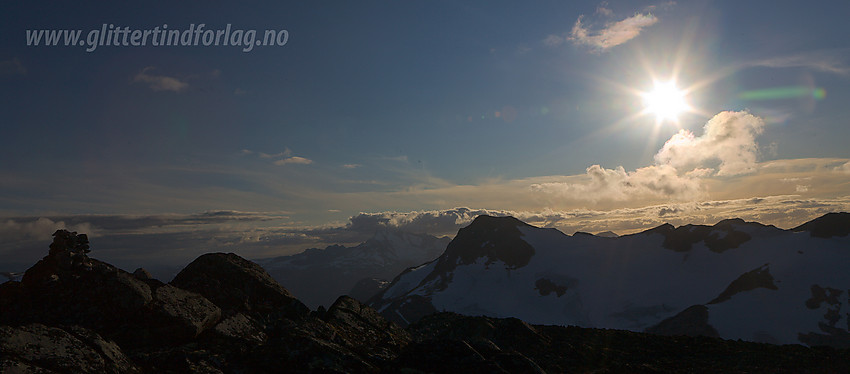 På toppen av Surtningstinden (1997 moh) med utsikt bort til Gravdalstinden (2113 moh) og videre helt til Hurrungane.