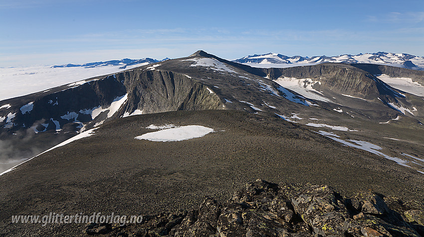 Utsikt fra Stornubben mot Nautgardstindmassivet (2258 moh). Til venstre det dype Hindholet.