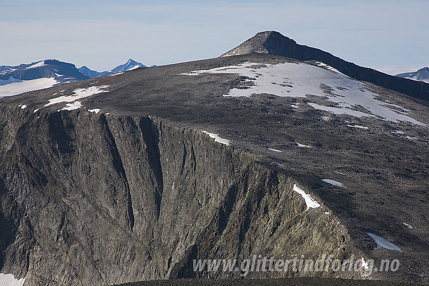 Mot Austre Nautgardstinden og Nautgardstinden fra flata sørvest for Stornubben. Fjellveggen sentralt i bildet brekker av mot Hindholet.