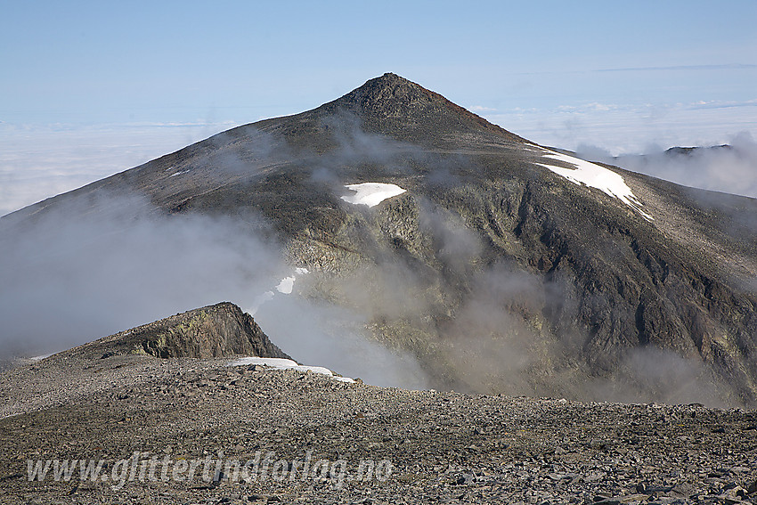 På vei opp mot Austre Nautgardstinden med tilbakeblikk mot Stornubben (2174 moh).