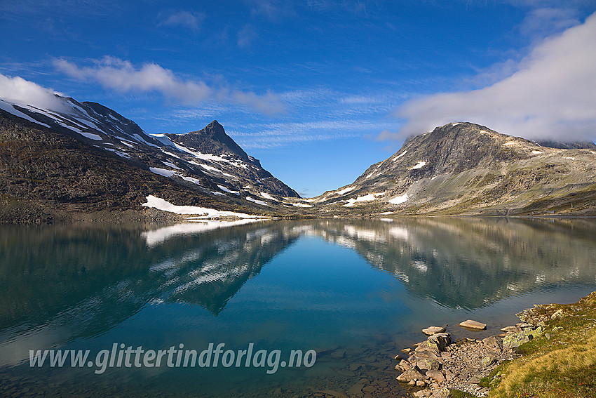 Ved Koldedalsvatnet med Hjelledalstinden (1989 moh) i bakgrunnen en flott høstdag.