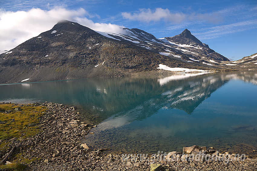 Ved Koldedalsvatnet med Hjelledalstinden (1989 moh) i bakgrunnen en flott høstdag.