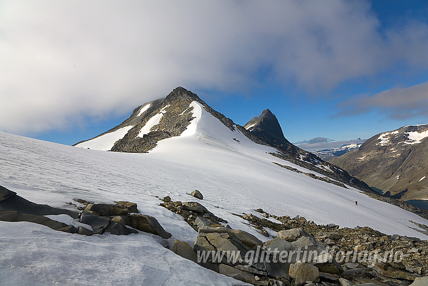 Koldedalstinden (1927 moh) og Hjelledalstindne (1989 moh) sett fra øst.