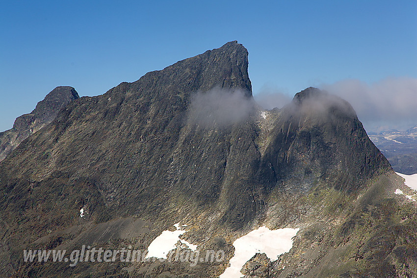 Falketind (2067 moh) og Falkungen fra ryggen øst for Koldedalstinden.