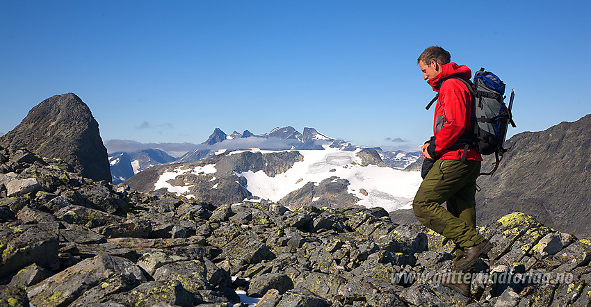 På vei over Koldedalstinden med Hjelledalstinden, Stølsnosi og Hurrungane i bakgrunnen.