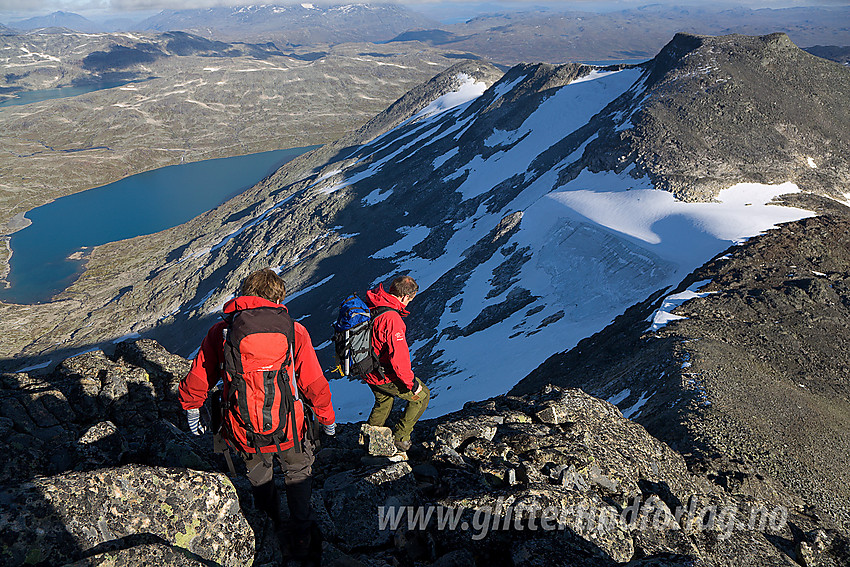 På vei ned fra Hjelledalstinden med Koldedalstinden og Koldedalsvatnet i bakgrunnen.