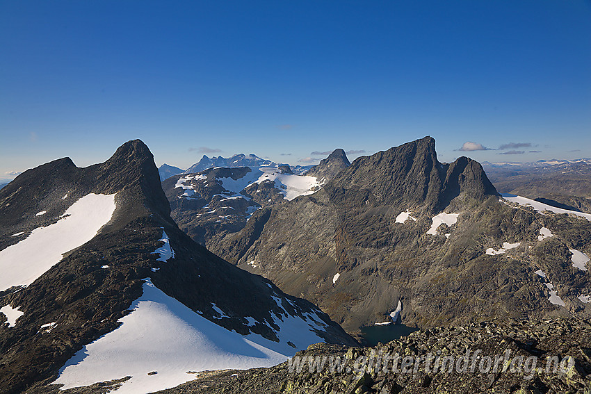 Fra Koldedalstinden mot Hjelledalstinden (1989 moh) og Falketind (2067 moh).