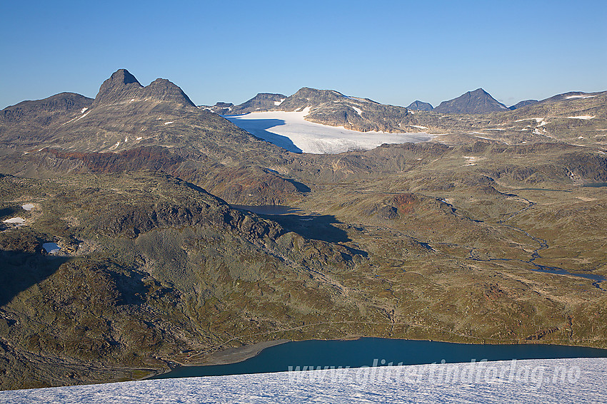 På ryggen øst for Koldedalstinden mot Koldedalen med Uranostinden og -breen bl.a. i bakgrunnen.