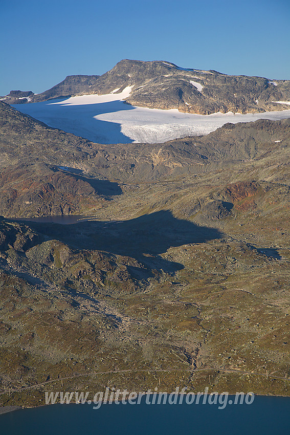 På vei ned fra Koldedalstinden med utsikt i retning Uranosbreen og Langeskavltinden (2014 moh). I forgrunnen ses en flik av Koldedalsvatnet.