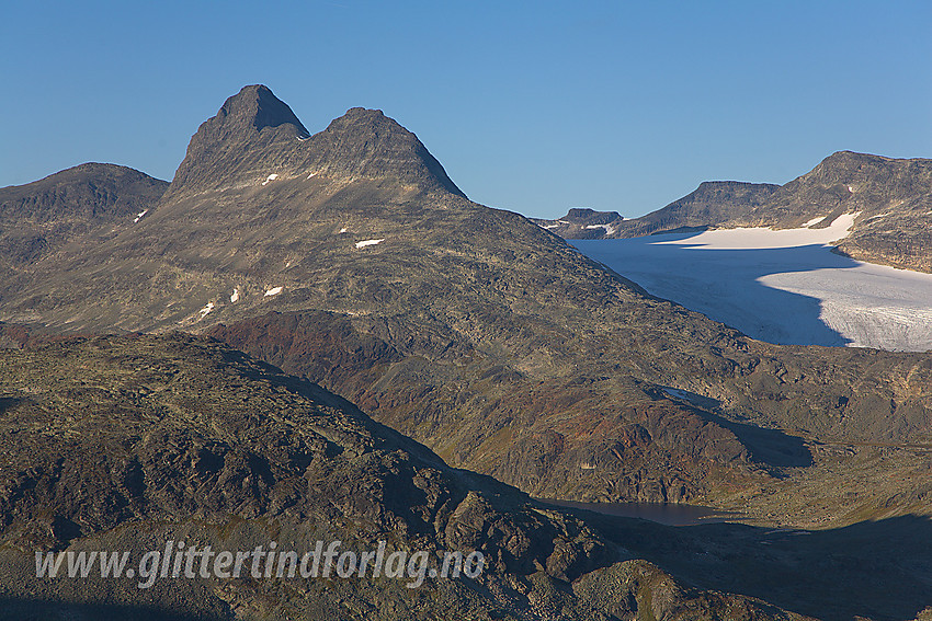 Fra ryggen øst for Koldedalstinden mot bl.a. Uranostindane (2157 moh) og Uranosbreen.