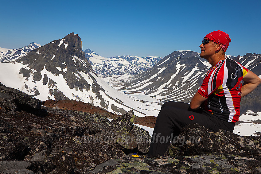 Pause på Nordryggen mot Visbreatinden med Kyrkja (2032 moh) i bakgrunnen.