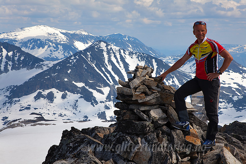 På toppen av Visbreatinden (2234 moh). I bakgrunnen bl.a. Søre Hellstugutinden og Surtningssue.