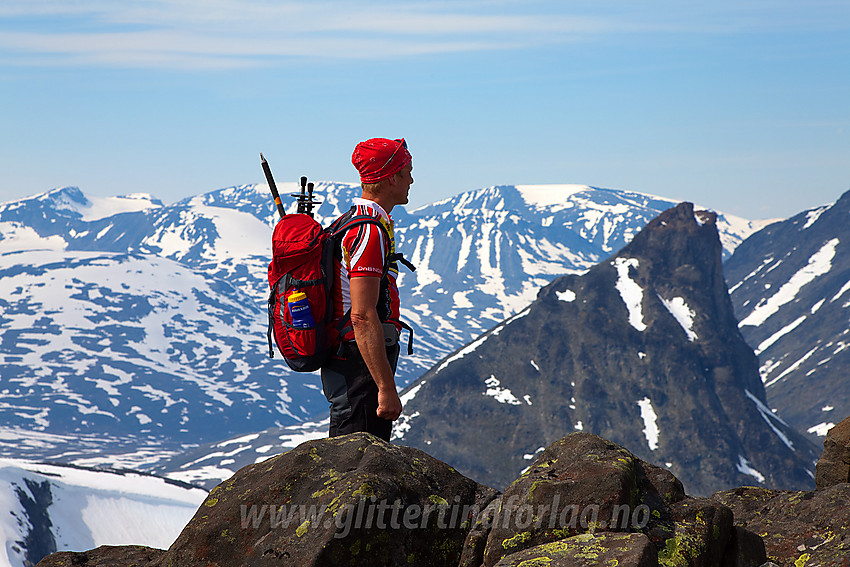 Fjellvandrer på toppen av Langvasshøe (2030 moh). I bakgrunnen bl.a. Kyrkja (2032 moh).