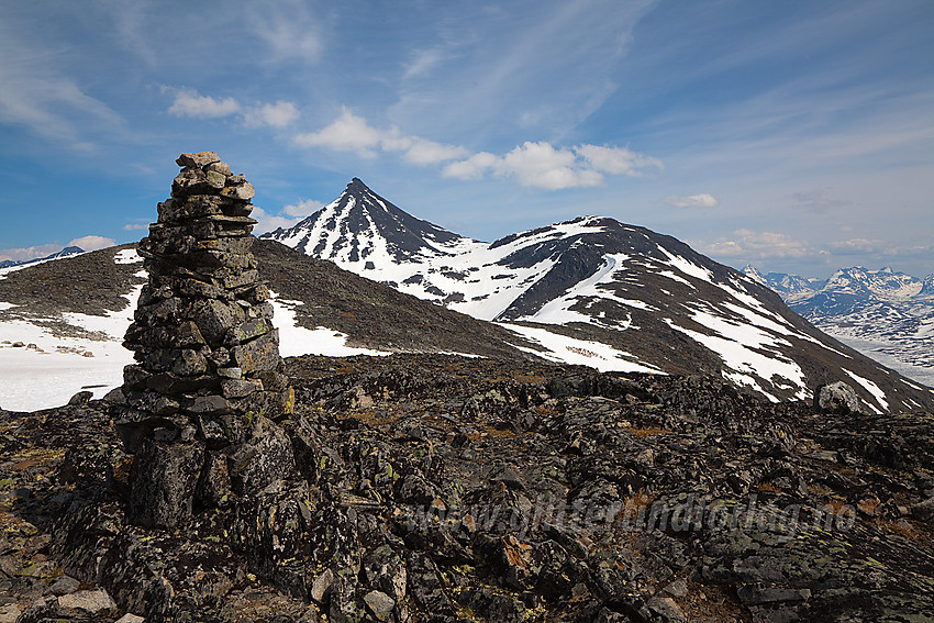 På Kyrkjeoksle mot Visbreatinden (2234 moh) og Langvasshøe (2030 moh).