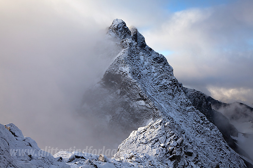 Fra Nørdre Skagastølstinden mot Skagastølsnebbet (2222 moh) og Midtre Skagastølstinden (2284 moh), for anledningen trukket i nysnøglasur.