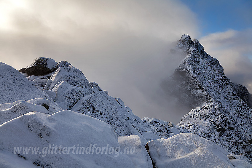 Fra Nørdre Skagastølstinden mot Skagastølsnebbet (2222 moh) og Midtre Skagastølstinden (2284 moh), for anledningen trukket i nysnøglasur.