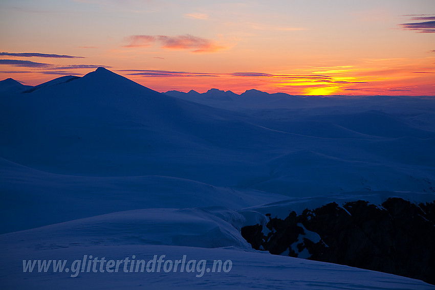 Morgenstund på Sutrningssuoksle mot Nautgardstindens silhuett. I det fjerne ses omrisset av Rondane.