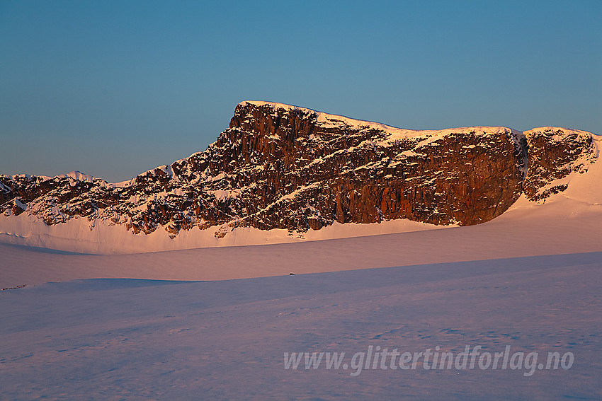 Fra Surtningssubrean mot Sørtoppen på Surtningssue (2302 moh) ved soloppgang en aprilmorgen.