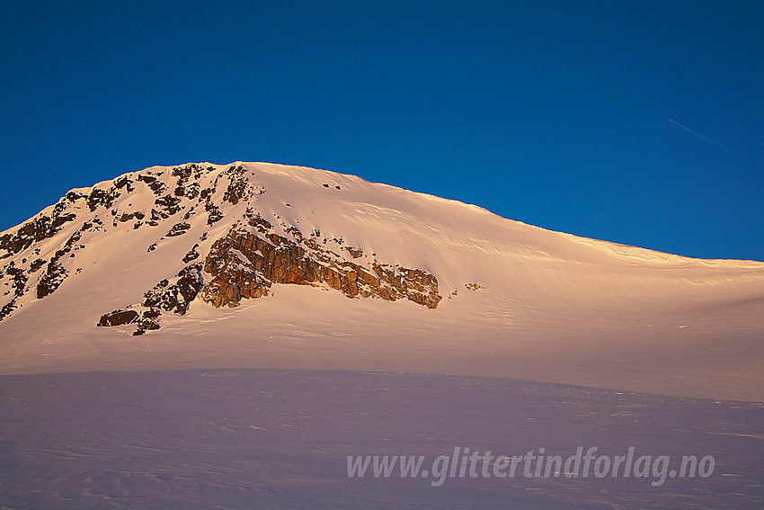 Soloppgang over Surtningssue (2368 moh). Ruta fra breen og opp mot toppen gikk i høyre bildekant på skrå opp ei "rampe".