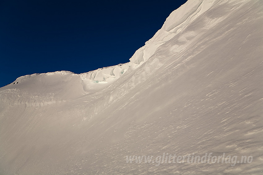 Snøskavl øverst på Surtningssubrean.