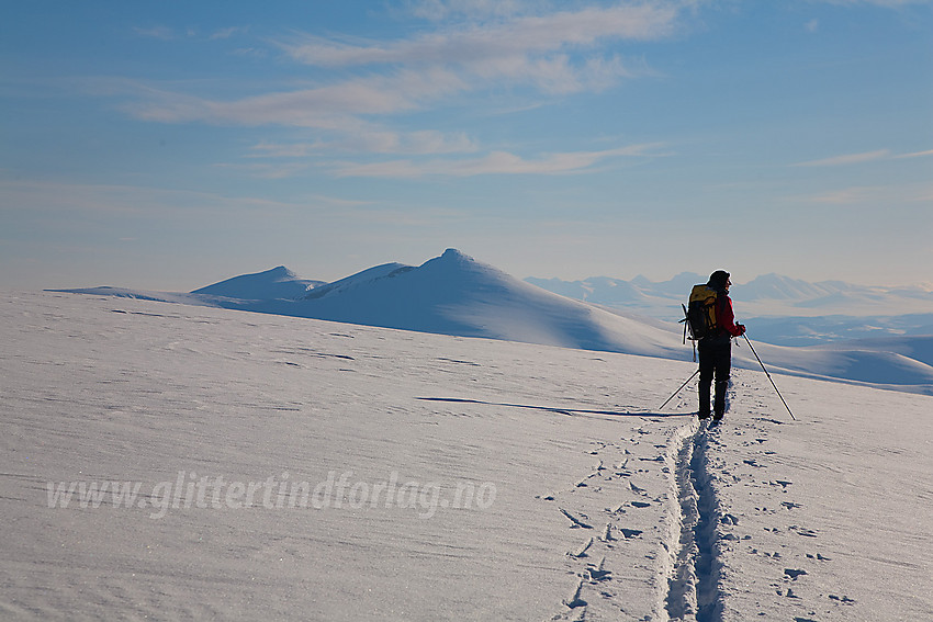 På vei ned Surtningssubrean med Nautgardstinden (2258 moh) i bakgrunnen.