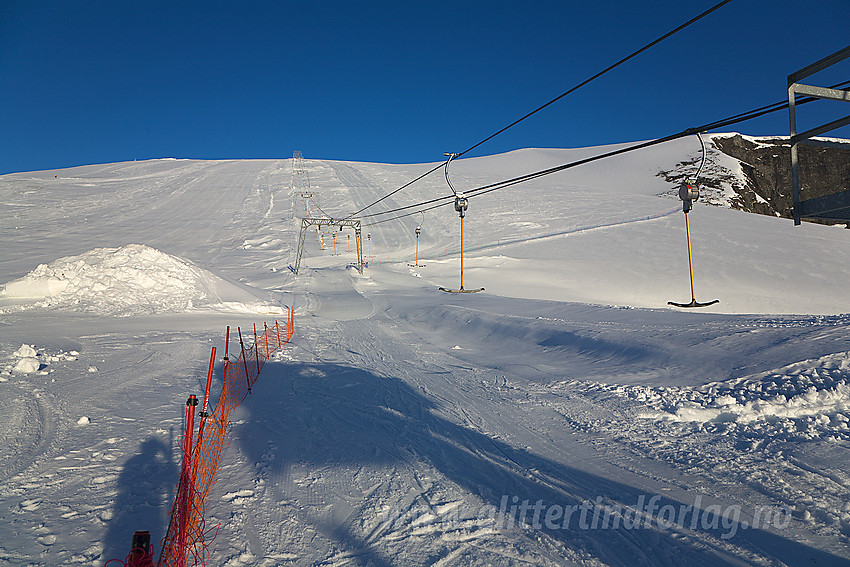 Sommerskisenteret en grytidlig maimorgen før alpinistene inntar bakken.