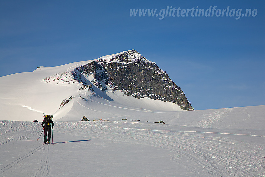 Rett før Styggebrean med Galdhøpiggen (2469 moh) i bakgrunnen.