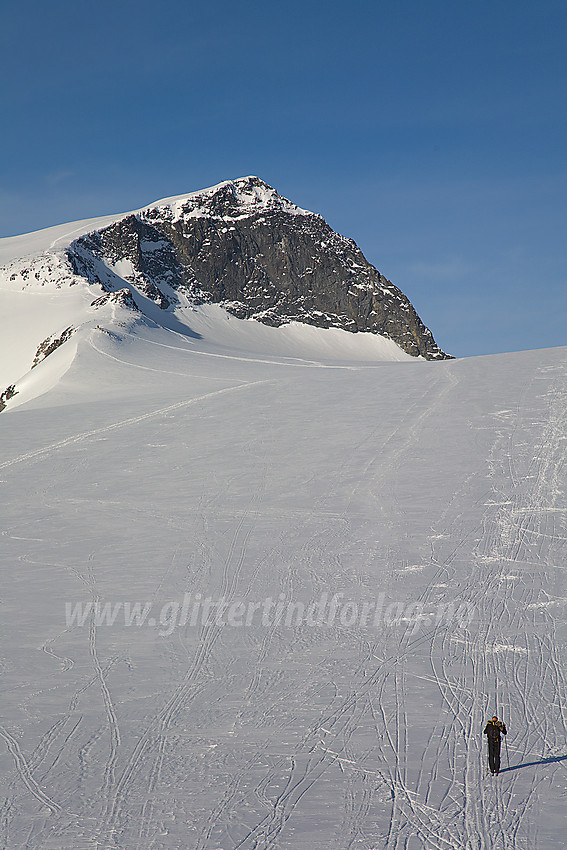 På vei over Styggebrean med Galdhøpiggen (2469 moh) i bakgrunnen.