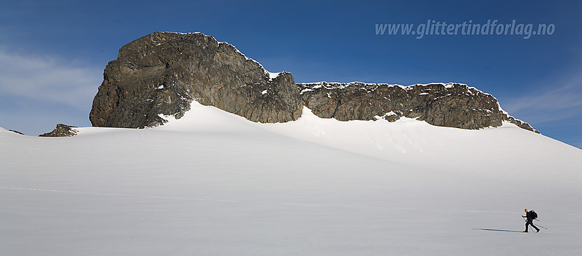 På vei over Styggebrean med Vesle Galdhøpiggen (2369 moh) i bakgrunnen.