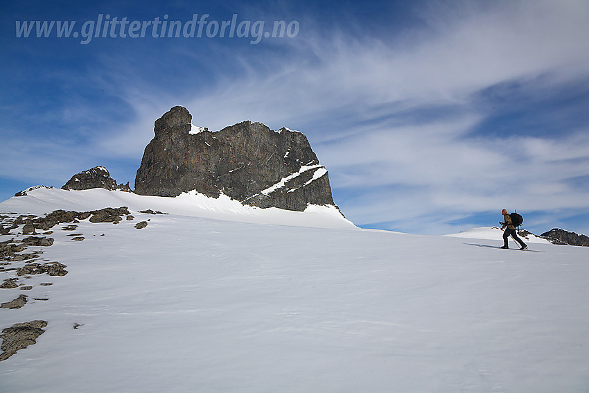 Skiløper ved Illåbandet med Skardstinden (2373 moh) i bakgrunnen.