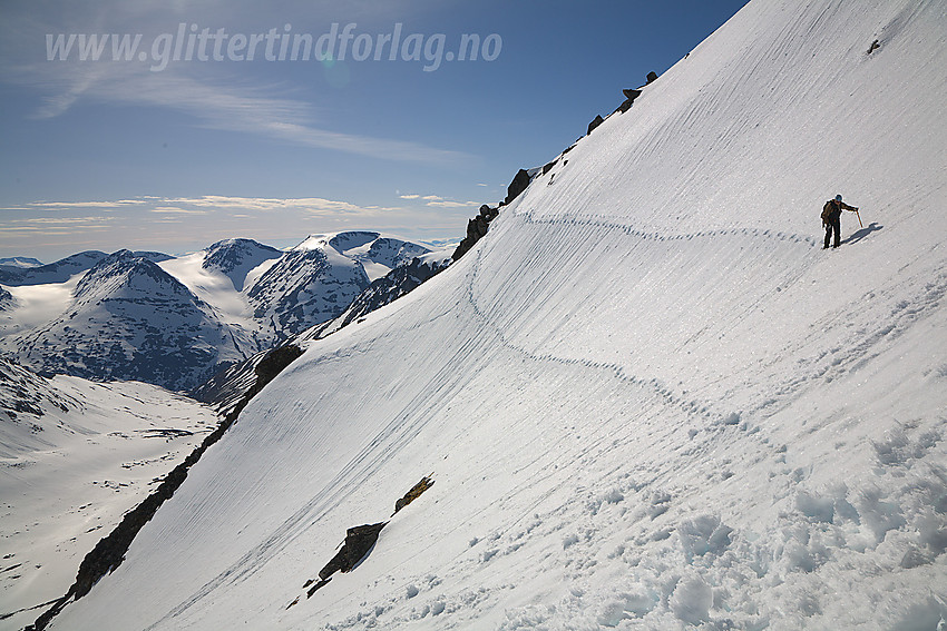 Bratt snø i sørflanken under Skardstinden.