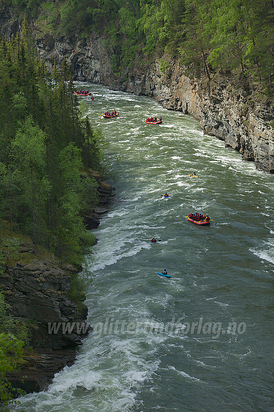 Rafting og padling i Sjoa nedenfor Heidal.