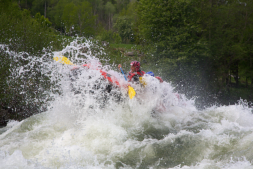 Rafting i Sjoa nedenfor Heidal. 