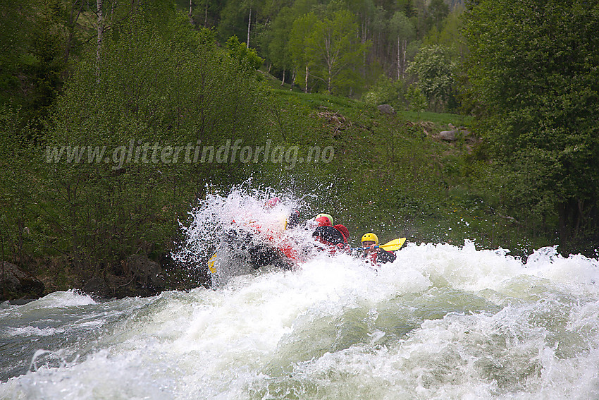 Rafting i Sjoa nedenfor Heidal. 