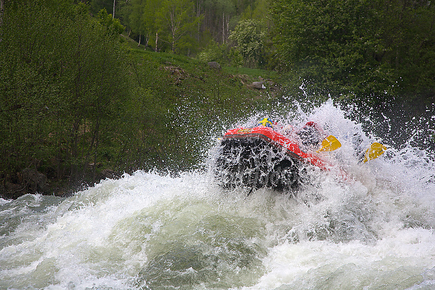 Rafting i Sjoa nedenfor Heidal. 