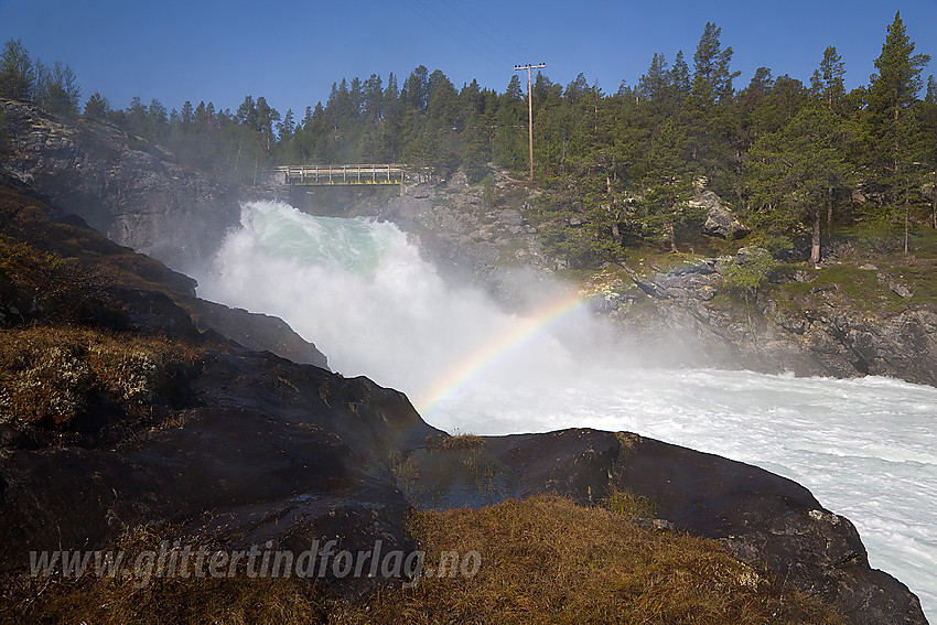 Stuttgongfossen i Sjodalen en vannrik forsommerdag.