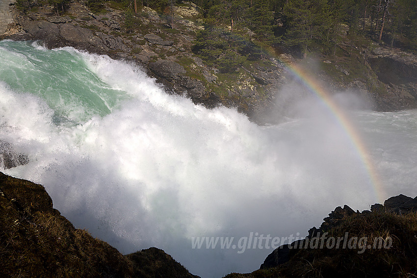 Stuttgongfossen i Sjodalen en vannrik forsommerdag.