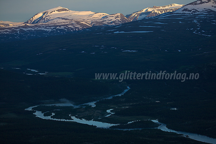 Morgenstemning over Sjodalen og Sjoa med Besshøe og Surtningssue i bakgrunnen.